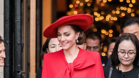 Kate Middleton s tem rdečim plaščem verjetno pokazala eno najlepših modnih kombinacij tega leta