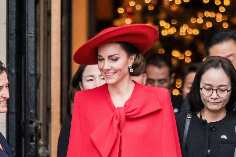 Kate Middleton s tem rdečim plaščem verjetno pokazala eno najlepših modnih kombinacij tega leta (foto: Profimedia)