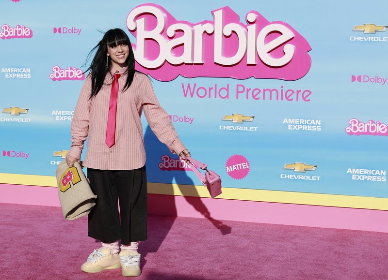 Billie Eilish na premiere filma Barbie. Tudi tokrat v širokih oblačilih.