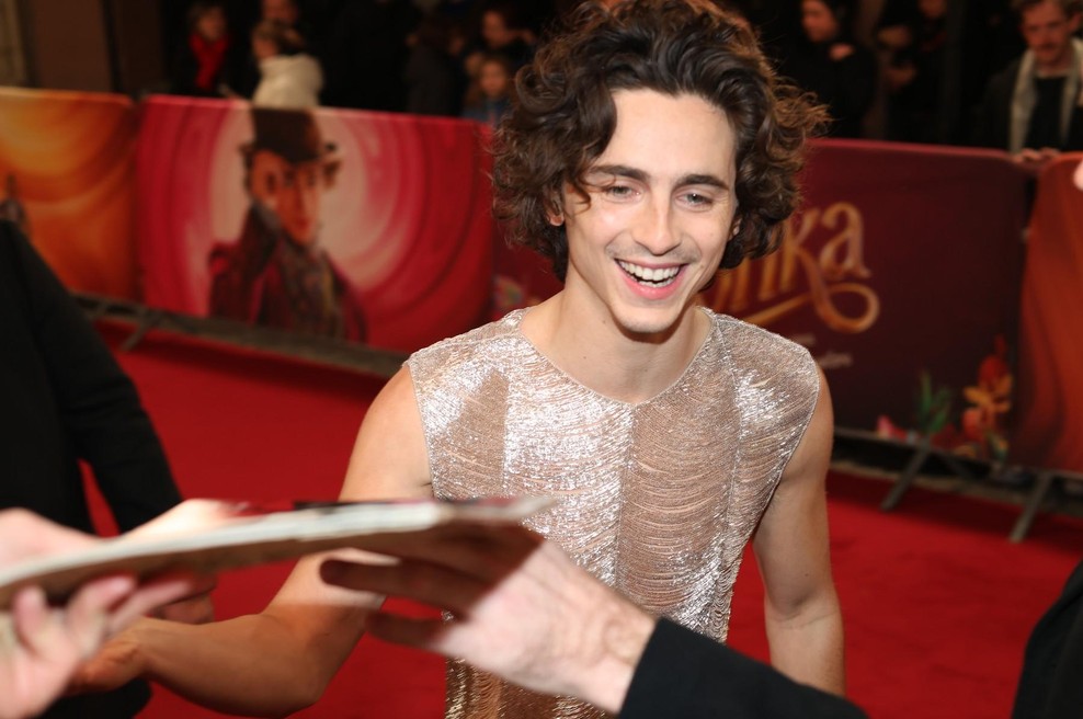 Timothee Chalamet na premieri v Parizu navdušil predvsem oboževalke. (foto: Profimedia)