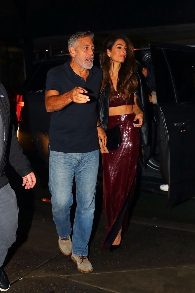 Amal Clooney v rdečem kompletu
