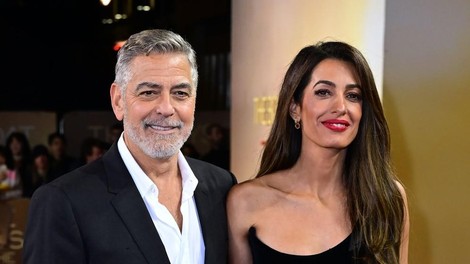 Amal Clooney pokazala kavbojke, ki se na velika vrata vračajo v modo, njena eleganca je tudi v njih nesporna!
