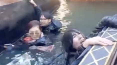 Turisti v Benetkah popadali v kanal. Kaj je šlo narobe? (VIDEO)