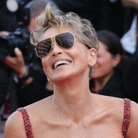 Kakšne barve nositi po 50. letu, da vas ne bi postarale? To so kombinacije, ki pomladijo čisto vsako!