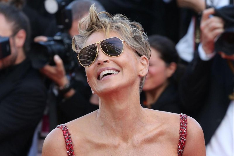 Ikonična zvezdnica Sharon Stone poskrbela, da je kar pošteno završalo, saj tega doslej (še) ni naredila! (foto: Profimedia)