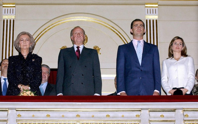 Letizia pred 20 leti z možem Felipejem in takratno kraljico Sofio ter kraljem Juanom Carlosom.