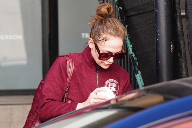 Igralka in pevka Jennifer Lopez se je med vadbo v telovadnici v Studio Cityju v Los Angelesu dodobra spotila in …
