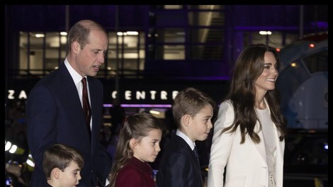 Božična čestitka Kate Middleton in princa Williama tako zelo fotošopirana, da se ji smeji cel svet