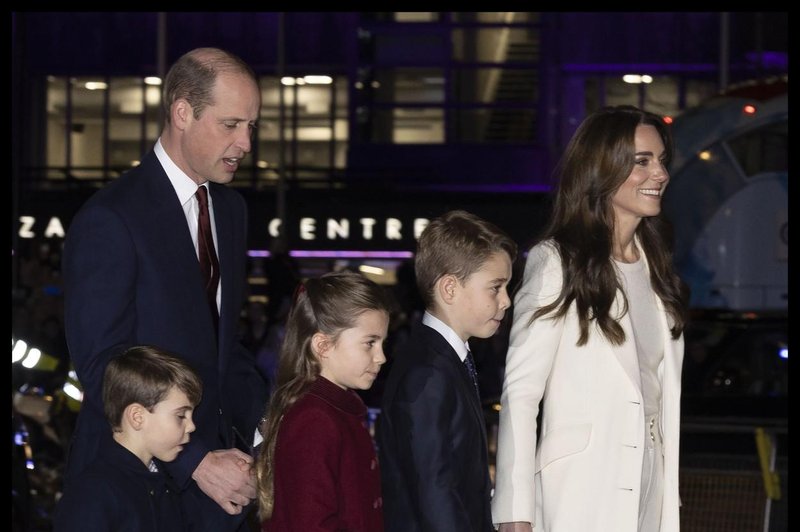 Božična čestitka Kate Middleton in princa Williama tako zelo fotošopirana, da se ji smeji cel svet (foto: Profimedia)