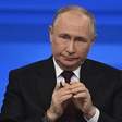 (VIDEO) Se Putin boji umetne inteligence? Oster odgovor ruskega predsednika na šalo o dvojniku