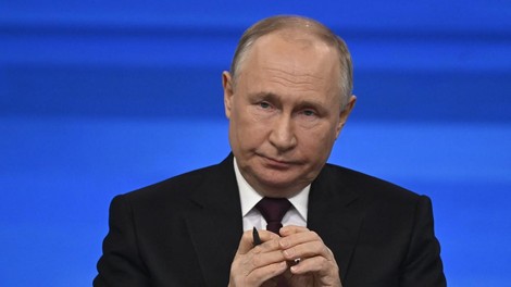 (VIDEO) Se Putin boji umetne inteligence? Oster odgovor ruskega predsednika na šalo o dvojniku
