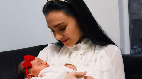 Presenečenje: Kristina Miler presrečna z malo dojenčico v naročju (FOTO)