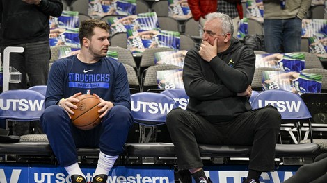 Luka in Saša Dončić se pogovarjata pred tekmo