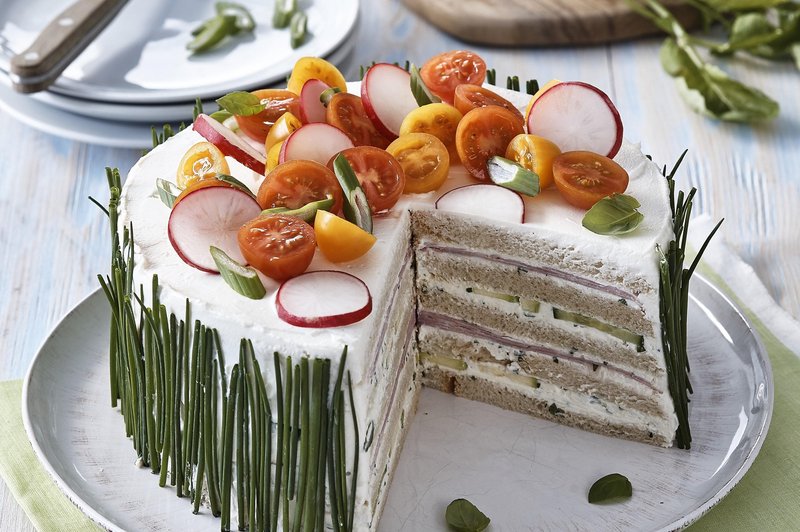 Slana torta - presenetite povabljene in jo postavite na praznično mizo (foto: Profimedia)