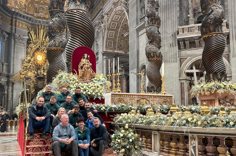 Slovenska ekipa od leta 2013 z rožami krasi baziliko svetega Petra v Vatikanu -  tudi letos (foto: Arhiv)