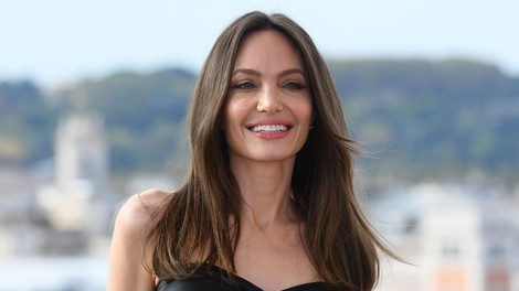 Je mogoče, da Angelina Jolie po ločitvi od Brada Pitta končno spet piše ljubezensko pravljico, tako čeden je novi fant