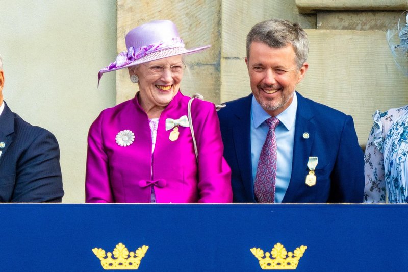 Kraljica Margreta II. Danska s svojim sinom, prestolonaslednikom Frederikom.