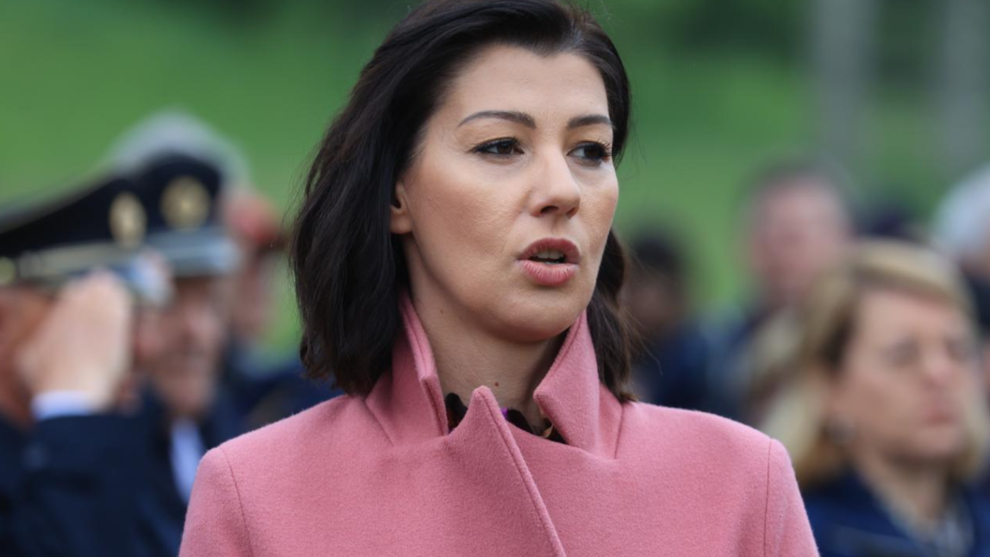 Naj spomnimo, da so pred tednom dni po spletu zaokrožili posnetki nekdanje pravosodne ministrice Dominike Švarc Pipan, v katerih med …