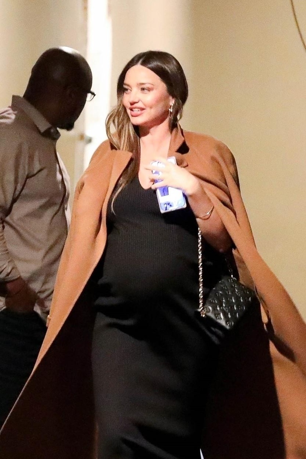 Manekenka Miranda Kerr, ki pričakuje četrtega otroka, se je z možem Evanom Spieglom odpravila na romantično večerjo v Los Angeles. …