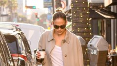 Jennifer Lopez s kavo v roki