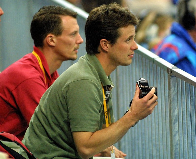 Takrat še prestolonaslednik Frederik sedi poleg brata princa Joachima, 25. septembra 2000, medtem ko opazuje tekmo Danske proti Braziliji v zadnjem krogu pripravljalnih rokometnih tekem na olimpijskih igrah v Sydneyu 2000.
