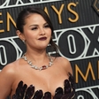 Selena Gomez v obleki s 450.000 bleščicami in z dih jemajočim dekoltejem