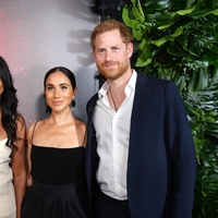 Princ Harry in Meghan Markle spet na obrate spravila kraljevo družino, tole so jim zelo zamerili
