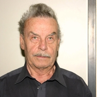 Kaaaj?! Josef Fritzl prvič po 15 letih viden na prostosti - v lokalnih kavarnah pije kavo, a prestaja dosmrtno ječo