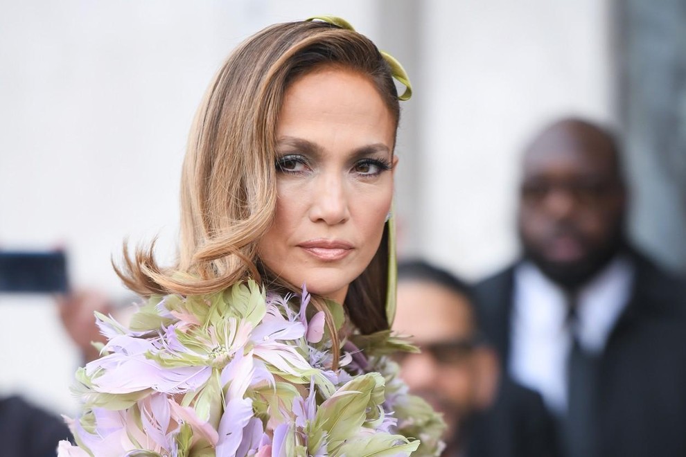 Jennifer Lopez v cvetlični modni kombinaciji