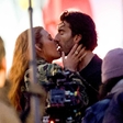 FOTO: Vroči poljubi, ki so preplavili splet (kaj se dogaja?)