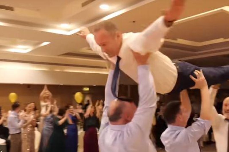 Na maturantskem plesu so profesorji takole presenetili maturante, tega ne bodo pozabili do konca življenja! (foto: Posnetek zaslona YouTube)