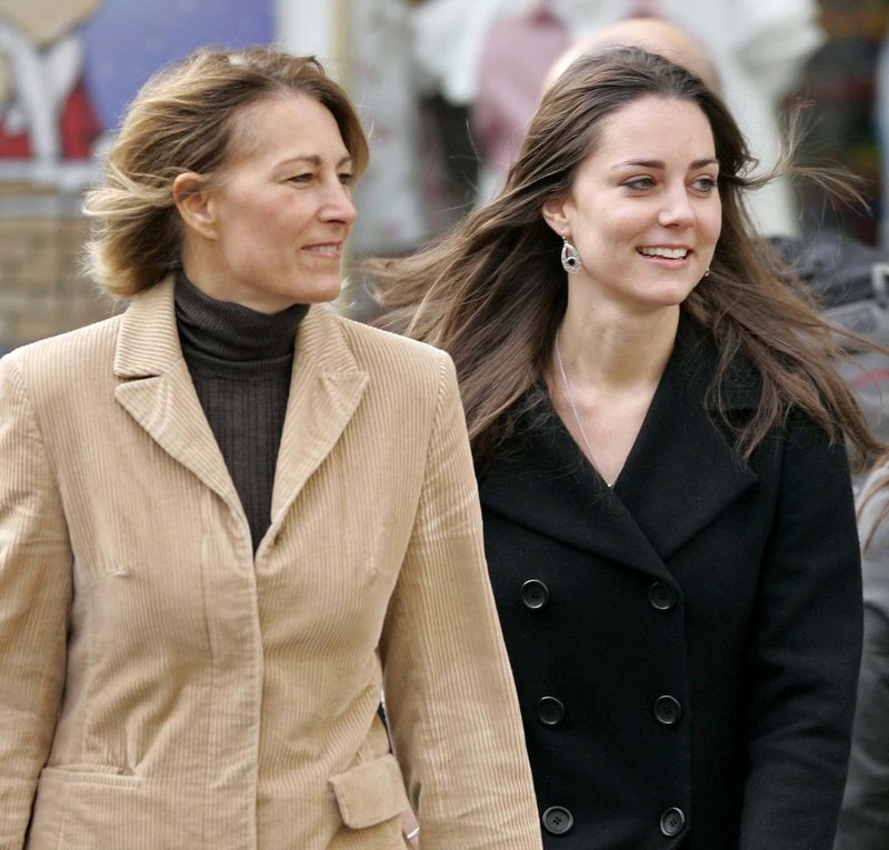 Carole Middleton in Kate leta 2006.
