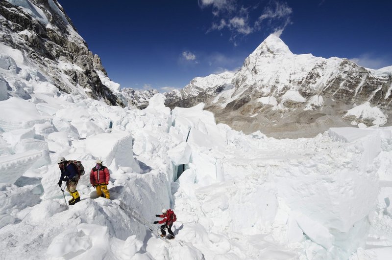 Plezalci na Mount Everest bodo morali s seboj imeti vrečke za iztrebke in jih prinesti nazaj v bazni tabor (foto: Profimedia)