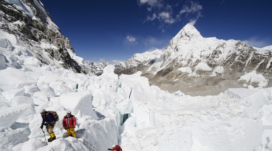 Plezalci na Mount Everest bodo morali s seboj imeti vrečke za iztrebke in jih prinesti nazaj v bazni tabor (foto: Profimedia)