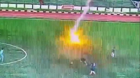 Grozljivka na nogometni tekmi: nogometaša zadela strela, nesrečnež je še dihal, potem pa ... (VIDEO)