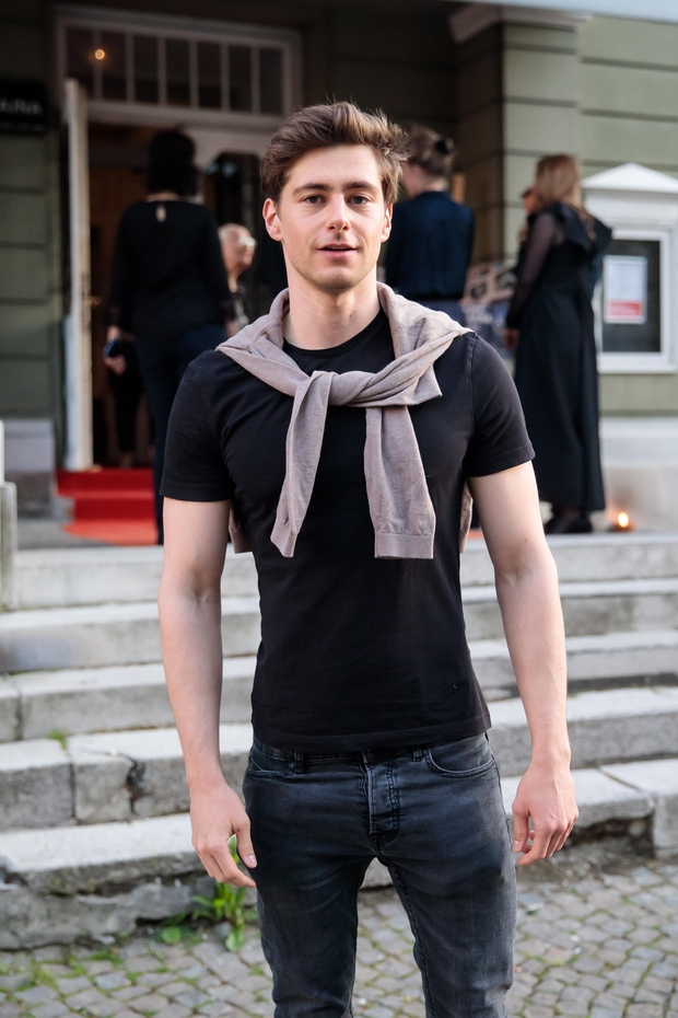 Igralec Matej Zemljič ima v novi slovenski seriji Skrito v raju glavno moško vlogo. V seriji Skrito v raju igra …