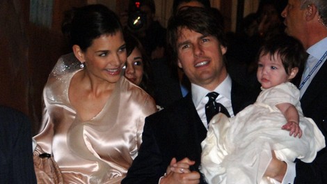 Ko je razkrila, kaj so počeli Suri, so jo tožili: Srhljive podrobnosti s poroke Toma Cruisa in Katie Holmes šokirale javnost