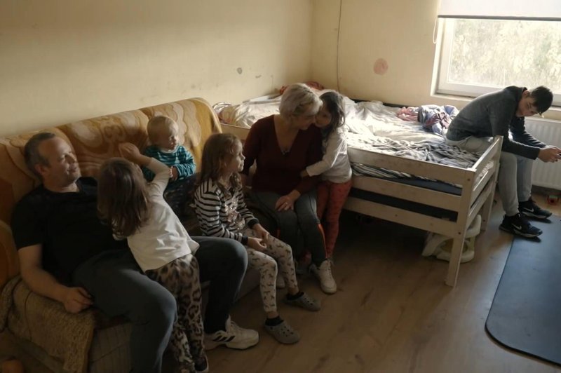 Delovna akcija: Sonja in Jože se na vso moč trudita za svoje otroke (foto: Voyo/Posnetek zaslona)