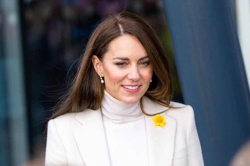 "Lasje ji izpadajo v pramenih": razkrite podrobnosti o slabem stanju Kate Middleton pravijo, da je videti kot okostnjak
