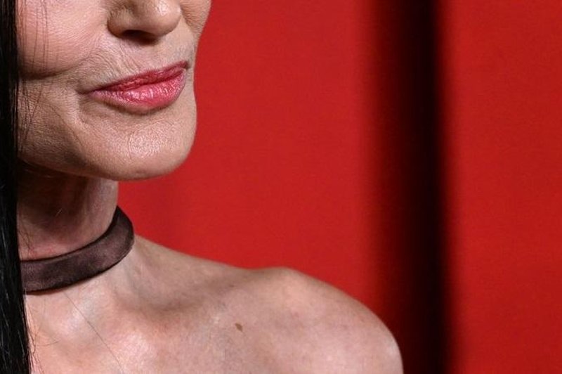 Ta pri nas zelo znana igralka je pri 62 letih videti tako zelo vroče, da mnogi ne verjamejo njenim letom (foto: Profimedia)