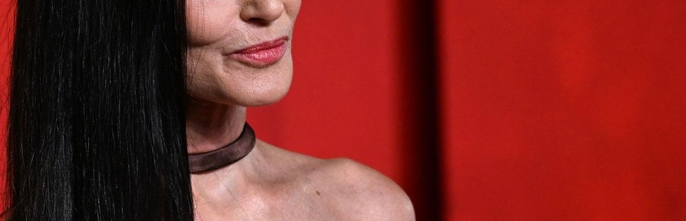 Slavna igralka je ponovno zasenčila Cannes, a namesto filmskih uspehov in glamuroznih modnih izdaj je glavna tema postal njen izrazito …