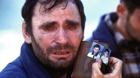 Kaj se je zgodilo z obupanim očetom, ki je med kosovsko vojno iskal svoja izginula otroka?