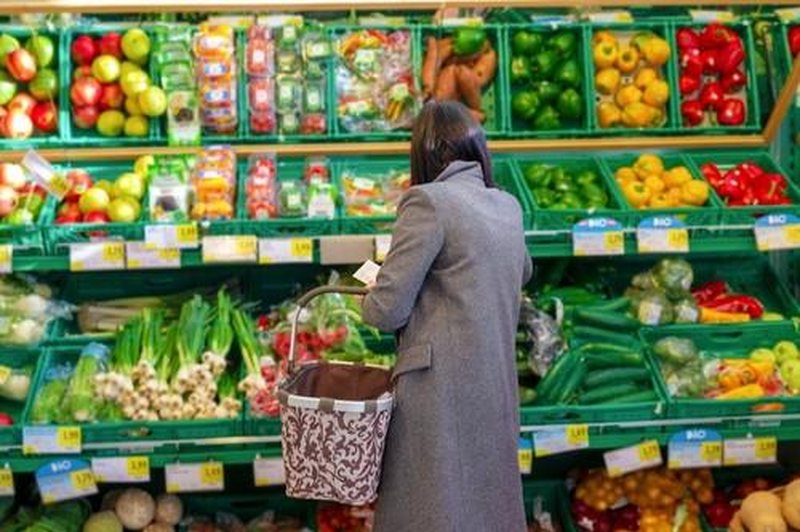 Ogabno, kaj počnejo nekateri proizvajalci! Žal pa je tako, da tako hrano potem mi uživamo, polna je teh snovi ... (foto: Profimedia)