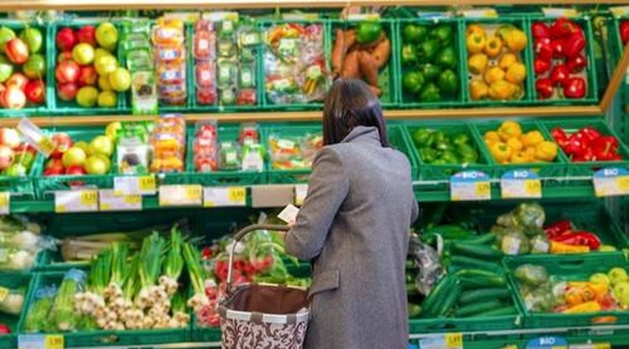 Ogabno, kaj počnejo nekateri proizvajalci! Žal pa je tako, da tako hrano potem mi uživamo, polna je teh snovi ... (foto: Profimedia)