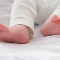 Po 35 letih končno našli prave starše – ganljiva zgodba dveh zamenjanih deklic!