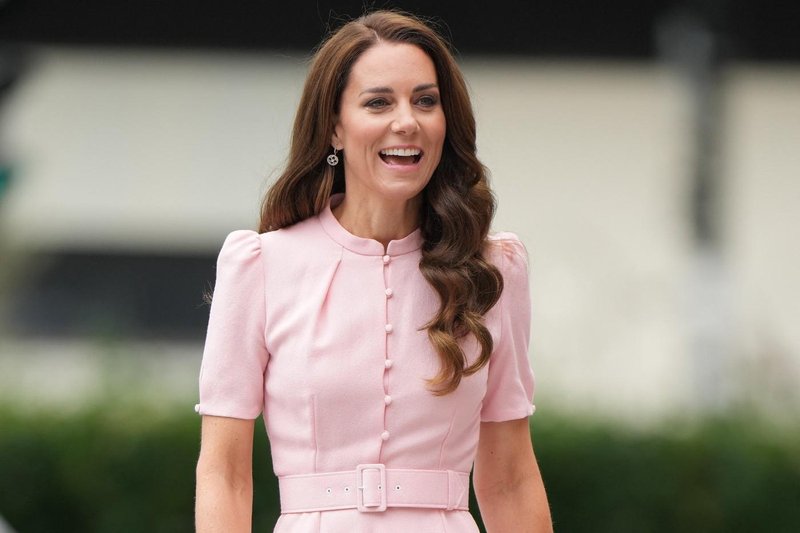 Ahhh, nov portret Kate Middleton povzročil dvigovanje obrvi, vsi se sprašujejo: Kaj pa je to?!
