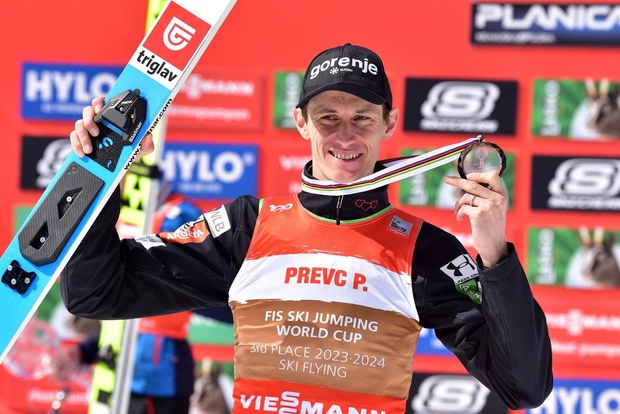 Najboljši slovenski smučarski skakalec Peter Prevc je na zadnjem dogodku na dan, ko je v Planici opravil zadnji skok na …