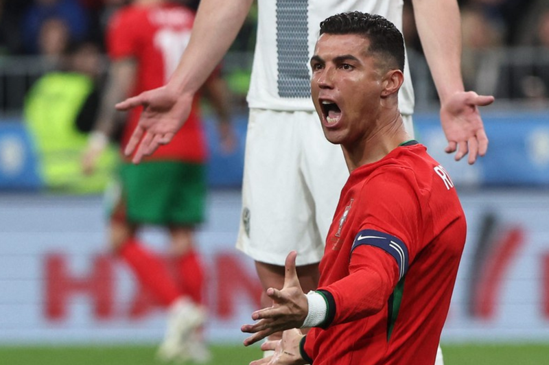 Uf, ste videli, kakšno dragocenost je Ronaldo prinesel s seboj v Slovenijo? Številni bi jo takoj imeli! (foto: Profimedia)