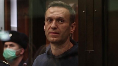 Pricurljale grozljive podrobnosti o smrti Alekseja Navalnega: Štiri ure naj bi bil tesno zvezan za roke in noge
