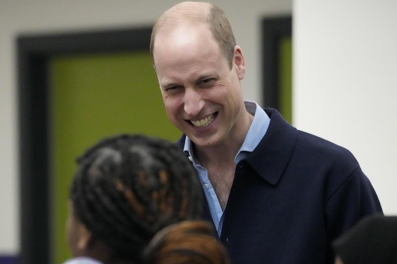 Princ William prvič po slabi novici nasmejan v javnosti, vsi pa so gledali v nekoga, ki ga je spremljal ... (foto: Profimedia)